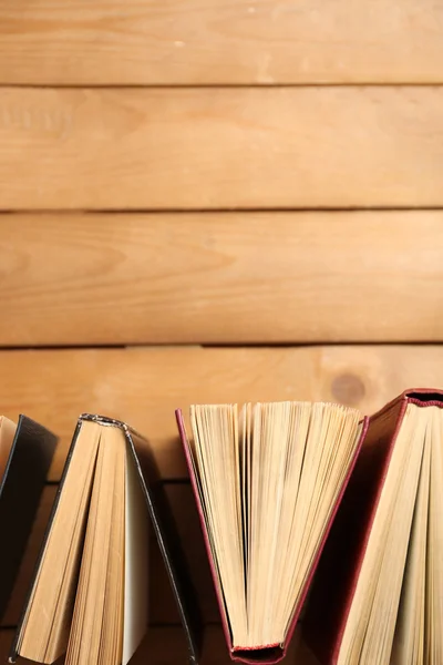 Cœur de livres, sur fond de bois — Photo