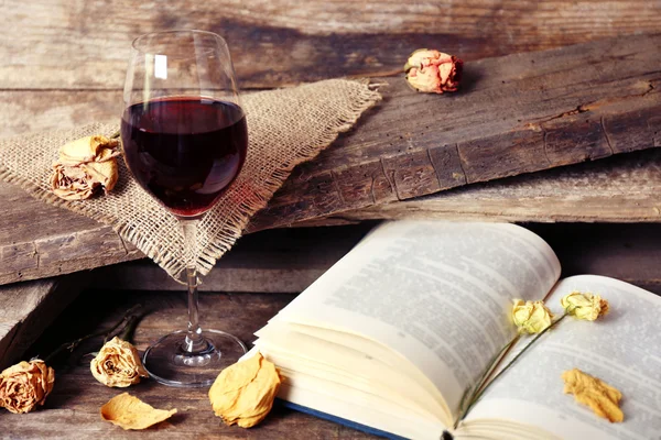 Glas Wein mit altem Buch — Stockfoto
