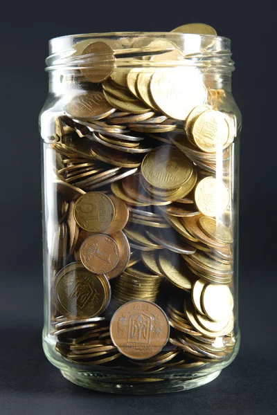 Frasco de vidro com moedas — Fotografia de Stock
