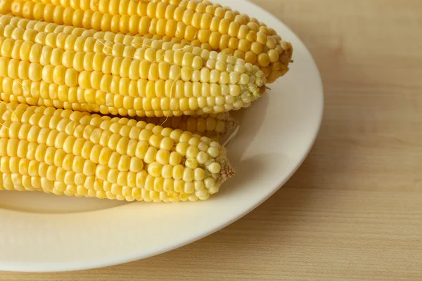 Fresh corn on cobs in plate — Stock Photo, Image