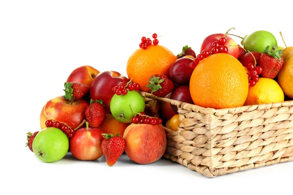 Kupie świeżych owoców i jagód — Zdjęcie stockowe