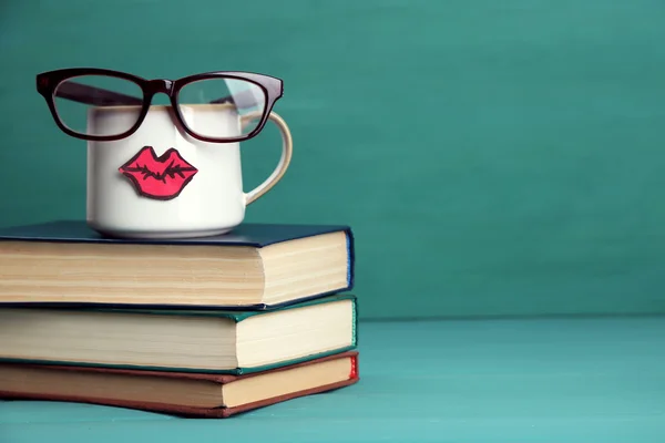 Vintage boeken en cup met lippen op kleurrijke achtergrond — Stockfoto