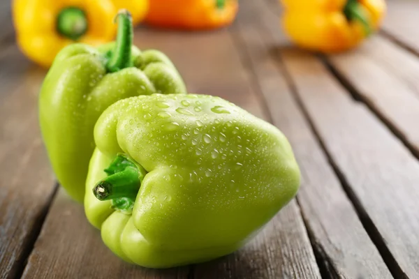 Pimentos coloridos na mesa de madeira rústica, close-up — Fotografia de Stock