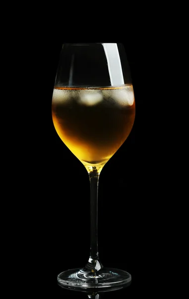 Glas vin med isbitar på mörk bakgrund — Stockfoto