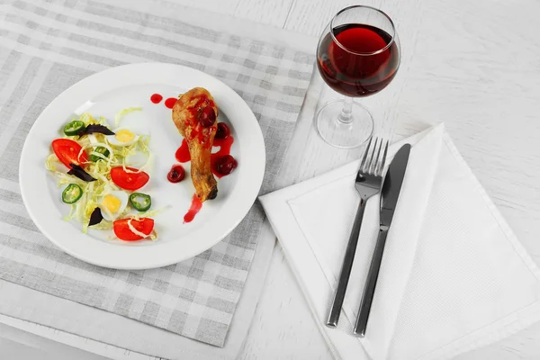 Jantar saboroso servido com vinho na mesa de perto — Fotografia de Stock