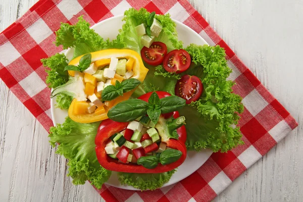 Fresh green salad in pepper on table close up — Stock Photo, Image