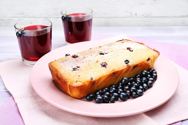 Frissen sült torta rózsaszín lemez a fából készült asztal, closeup, fekete ribizli — Stock Fotó