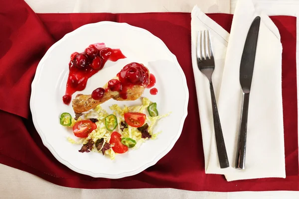 Prato de perna de frango assada e salada de legumes em placa branca na mesa com guardanapo, vista superior — Fotografia de Stock