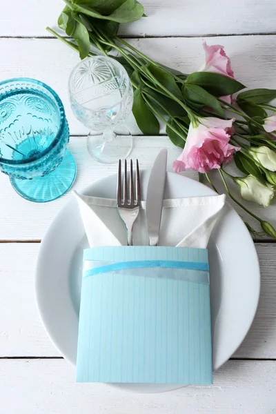 Cenário de mesa com flores de primavera — Fotografia de Stock