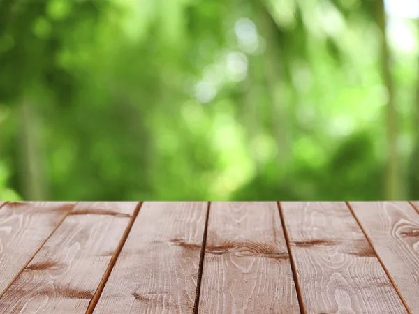 Drewniany stół z rozmycie streszczenie tło — Zdjęcie stockowe