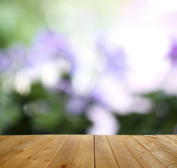 Mesa de madera con fondo difuminado abstracto — Foto de Stock