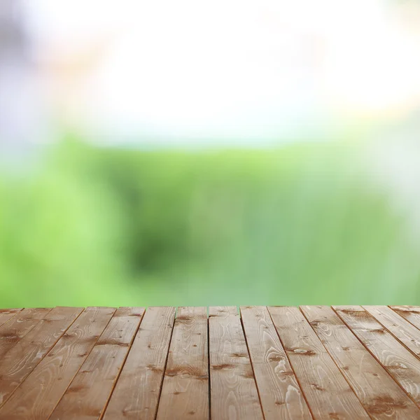 Mesa de madeira com fundo de borrão abstrato — Fotografia de Stock