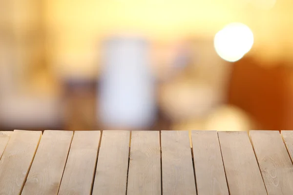 Mesa de madera con fondo difuminado abstracto — Foto de Stock