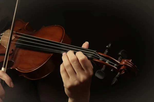 Violinista tocando violino — Fotografia de Stock