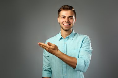 Yakışıklı adam gri  