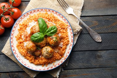 domates soslu köfte