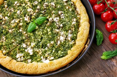 Ispanak ve masaya kiraz domates ile açık pasta yakın çekim