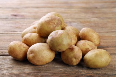 Ahşap masa üzerinde genç patates yakın çekim