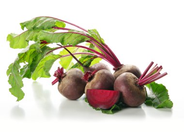 Beyaz izole yaprakları ile genç pancar