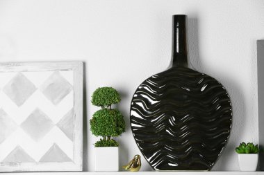 Resim odasında raf ile modern vazo