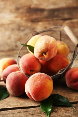 Tahta arka planda olgun şeftaliler.