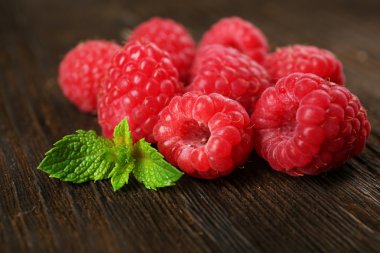 Ahşap arka plan üzerinde taze kırmızı ahududu