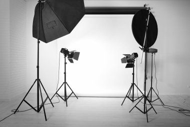 Işık ekipmanlı boş fotoğraf stüdyosu