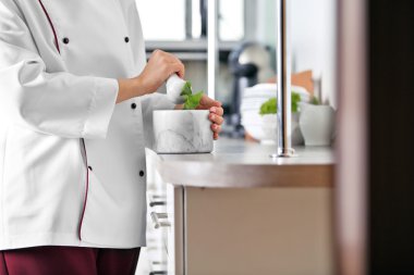 Harç parlak arka plan üzerinde bitkilerle elleriyle Cook