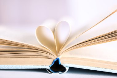 kitabın sayfalarını kalp şekil kavisli