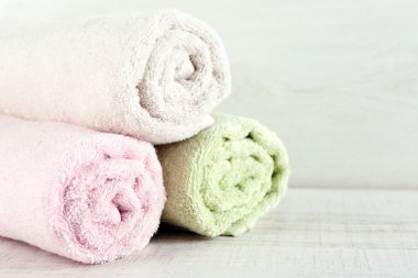 Açık renkli renkli havlu yığını