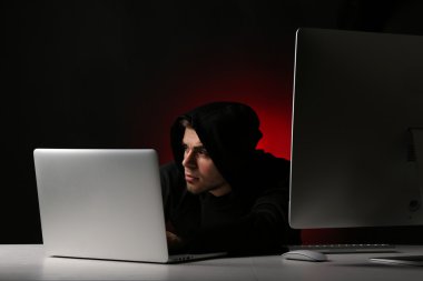 Hacker bilgisayar ve laptop koyu arka plan 