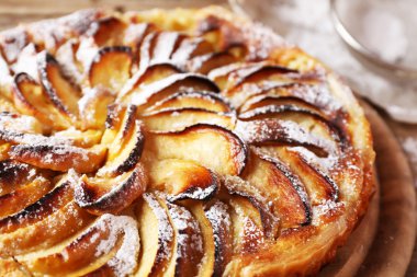 Ev yapımı elma pasta kesme tahtası ahşap arka plan üzerinde üzerinde