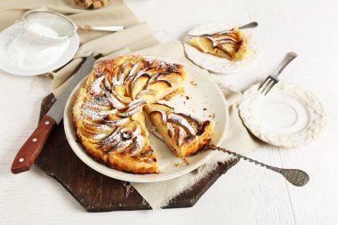 Ev yapımı elma pasta Beyaz ahşap masa arka plan arka plan üzerinde plaka üzerinde