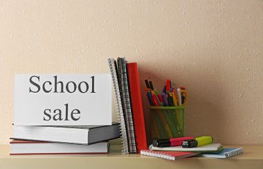 Okul malzemeleri satış, ışık duvar arka plan üzerinde