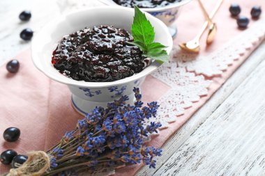 Lezzetli Frenk üzümü reçeli çilek tablo ile yakın çekim