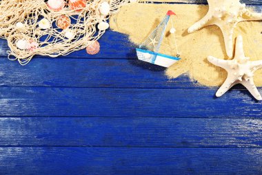 Tahta arka planda yaz aksesuarları