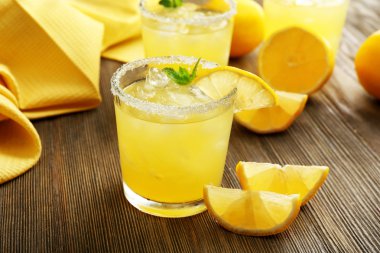 ahşap masa üzerinde limon suyu