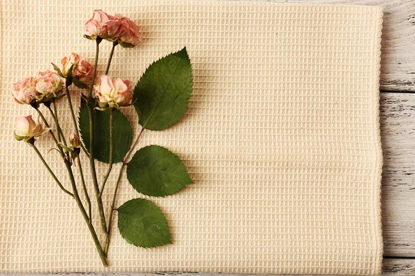 Piękne kwiaty suche na serwetki na stół drewniany z bliska — Zdjęcie stockowe