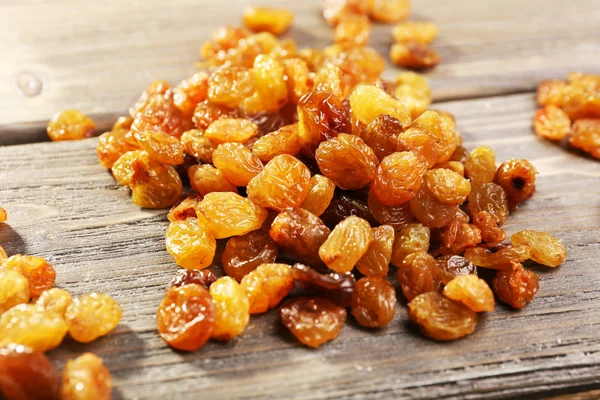 Pile of raisins on wooden table, closeup — Stock Photo, Image