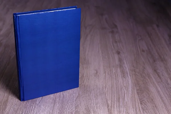 Buku kosong pada latar belakang kayu — Stok Foto