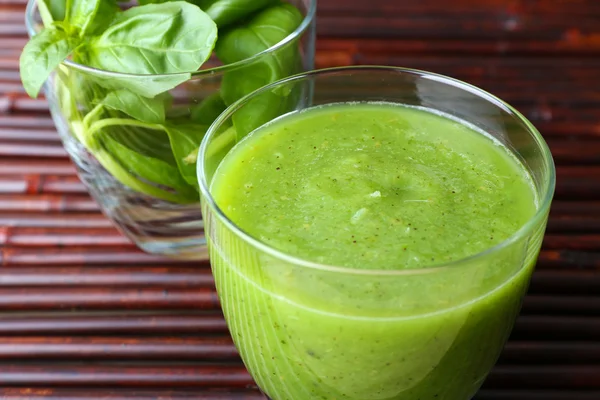 Glas grüner, gesunder Saft mit Spinat und Basilikum auf dem Tisch aus nächster Nähe — Stockfoto