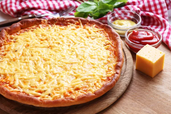 Smakelijke kaas pizza op tafel close-up — Stockfoto
