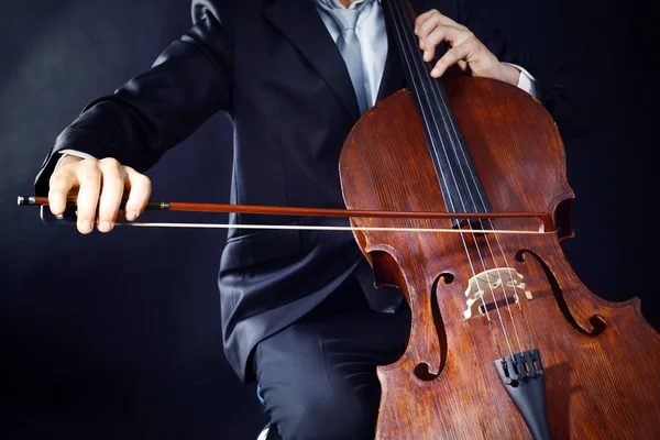 Homme jouant sur violoncelle — Photo