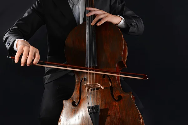 Man spelar på cello — Stockfoto