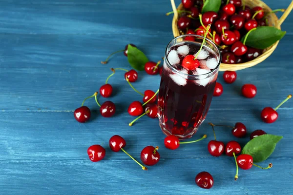 Glass of fresh juice with cherries on wooden table close up — Stock Photo, Image