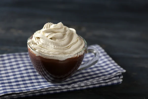 Tasse Kaffee mit Sahne auf farbigem Holzhintergrund — Stockfoto