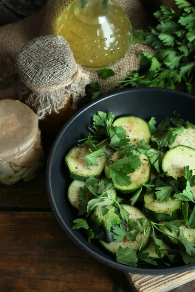 Zucchini in Scheiben geschnitten in Pfanne auf dem Tisch, Nahaufnahme — Stockfoto