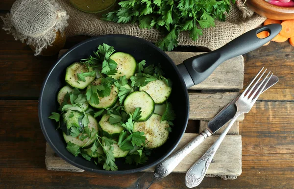 Zucchine affettate in padella sul tavolo, vista dall'alto — Foto Stock