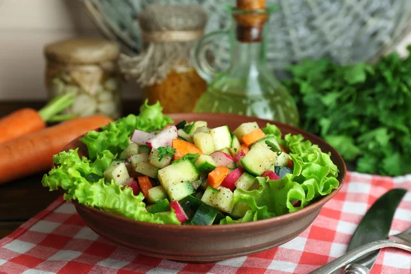 Cuenco de madera de ensalada de verduras frescas en la servilleta, primer plano — Foto de Stock