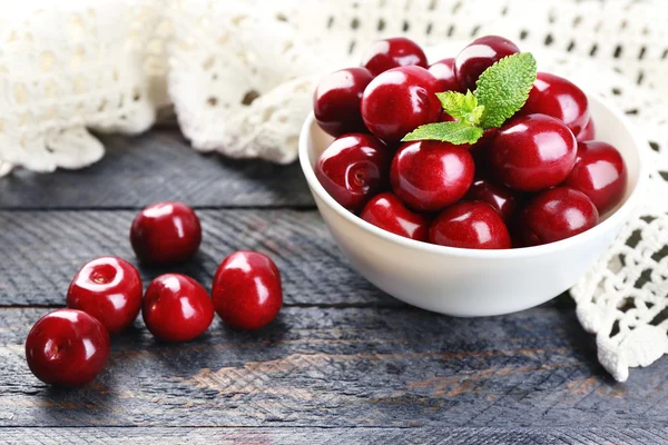 Süßkirschen mit grünen Blättern — Stockfoto